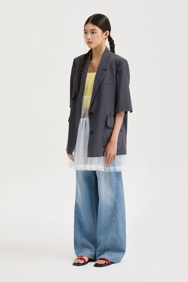 [Re-Order] Poly Single Half Sleeve Jacket (melange grey)는 린넨 소재로 고급스러운 촉감을 선사하며, 멜란지 그레이 컬러가 세련된 느낌을 더하는 여성 자켓입니다. 봄, 여름 시즌에 어울리는 스탠다드핏의 반소매 자켓으로, 일상과 세미포멀 스타일 모두 소화 가능하며, 클래식하면서도 유니크한 무드를 연출합니다. 빅 사이즈 아웃포켓과 테이프 디테일이 특징이며, 원피스 또는 스커트와 매치하면 더욱 멋스럽게 연출할 수 있습니다.
