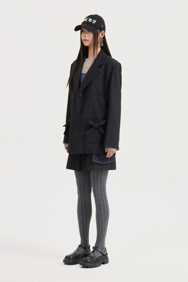 리본 디테일 폴리 싱글 재킷 (Ribbon Detail Poly Single Jacket, 블랙)은 클래식과 캐주얼 무드를 동시에 연출하는 여성 자켓입니다. 두껍고 뻣뻣한 폴리에스테르 소재로 제작되어 봄, 가을에 착용하기 좋으며, 중힙 기장의 박시 핏으로 편안한 착용감을 선사합니다. 싱글 버튼 여밈 방식에 리본 디테일 포켓이 더해져 포인트를 더하고, 안감에는 럭키 (LUCKY) 로고 패턴이, 소매 안감에는 스트라이프 패턴이 적용되어 있습니다. 소매는 레터링 테이프로 턴업하여 다양한 스타일을 연출할 수 있으며, 출근룩, 오피스룩, 모임룩 등 TPO에 맞춰 미니멀하고 세련된 스타일을 완성해보세요.
