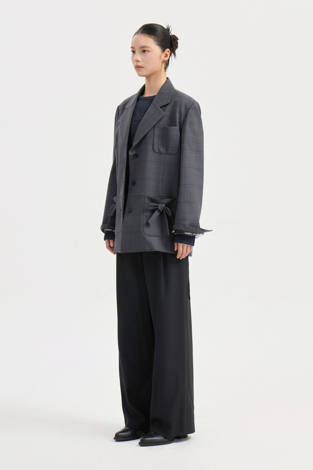 리본 디테일 체크 싱글 재킷 (다크 그레이)은 가을, 겨울 시즌에 어울리는 여성용 아우터입니다. 클래식과 캐주얼 스타일을 모두 소화할 수 있으며, 출근룩, 겨울 데일리룩, 모임룩 등 다양한 TPO에 적합합니다. 울 소재로 제작되어 두꺼운 두께감을 자랑하며, 체크 패턴이 돋보이는 박시핏 싱글 버튼 재킷입니다. 행운을 뜻하는 LUCKY 로고 패턴 안감과 스트라이프 소매 안감, 레터링 테이프 턴업 디테일이 더해져 포인트를 더합니다. 다크 그레이 컬러로 어떤 옷에도 쉽게 매치하여 미니멀한 스타일을 연출할 수 있습니다.
