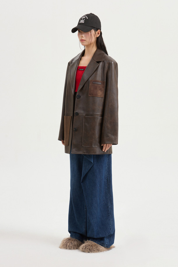 페이크 레더 싱글 재킷(브라운)은 가을, 겨울에 어울리는 여성용 자켓입니다. 부드러운 촉감의 인조 가죽과 스웨이드 소재로 제작되었으며, 두꺼운 두께감으로 따뜻함을 더했습니다. 클래식과 캐주얼 스타일을 모두 소화할 수 있으며, 무지 패턴에 스트레이트 핏으로 어떤 옷에도 잘 어울립니다. 테일러드 코트 타입에 싱글 버튼 여밈 방식으로, 가슴 포켓, 아웃 포켓, 로고 패턴 안감, 로고 와펜 디테일이 돋보입니다. 데이트룩, 가을 나들이룩, 겨울 데일리룩에 활용하기 좋습니다.
