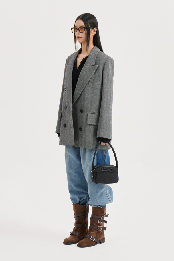 헤링본 더블 재킷 (grey)는 여성스러운 라인을 살려주는 일자핏의 클래식한 더블 코트 타입 재킷입니다. 가을, 겨울 시즌에 적합하며, 울 소재로 제작되어 두꺼운 두께감을 자랑합니다. 그레이 컬러의 헤링본 패턴이 세련된 분위기를 더하며, 어깨 패드와 엠블럼 포인트 단추 디테일로 고급스러움을 강조했습니다. 안감은 LUCKY 로고 패턴으로 디자인되어 있으며, 오피스룩, 출근룩, 모임룩 등 다양한 TPO에 활용하기 좋습니다. 미니멀, 시크한 스타일을 선호하는 여성에게 추천합니다.
