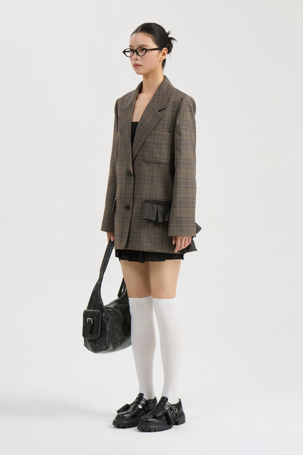 프릴 디테일 체크 싱글 재킷은 브라운과 그레이 컬러의 울블렌드 및 소모 소재로 제작된 여성용 싱글 재킷입니다. 봄, 가을에 착용하기 좋으며, 클래식하고 유니크한 스타일을 연출합니다. 박시핏 크롭 기장으로 세련된 실루엣을 선사하며, 테일러드 코트 타입에 싱글 버튼 여밈 방식입니다. 오피스룩, 모임룩, 데이트룩에 제격이며, 미니멀, 시크한 스타일을 즐기는 분들께 추천합니다.
