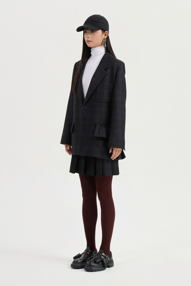 프릴 디테일 체크 싱글 재킷은 가을, 겨울 시즌 여성 고객을 위한 아우터입니다. 톤 다운된 다크 그레이 컬러의 울 소재로 제작되어, 클래식하면서도 유니크한 스타일을 연출합니다. 테일러드 코트 타입에 싱글 버튼 여밈으로 깔끔함을 더했으며, 박시한 핏과 긴 소매 기장으로 편안한 착용감을 선사합니다. 체크 패턴과 프릴 디테일이 믹스앤매치된 디자인으로 오피스룩, 모임룩, 겨울 데일리룩 등 다양한 TPO에 활용 가능하며, 미니멀, 시크한 스타일을 선호하는 분들께 추천합니다.
