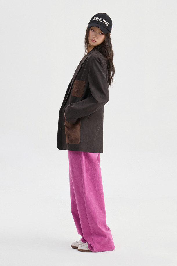 브라운 컬러의 스웨이드 포켓 체크 싱글 재킷입니다. 울과 스웨이드 소재의 조화로 가을, 겨울 시즌에 따뜻하고 포근하게 착용할 수 있습니다. 슬림핏에 크롭 기장으로, 모던하고 클래식한 스타일을 연출하며 오피스룩, 출근룩, 모임룩에 적합합니다. 체크 패턴과 스웨이드 포켓 디테일이 돋보이며, LUCKY 로고 패턴 안감과 소뿔 단추로 고급스러움을 더했습니다. 싱글 버튼 여밈 방식의 두꺼운 두께감으로 시크하고 미니멀한 스타일을 완성할 수 있습니다.
