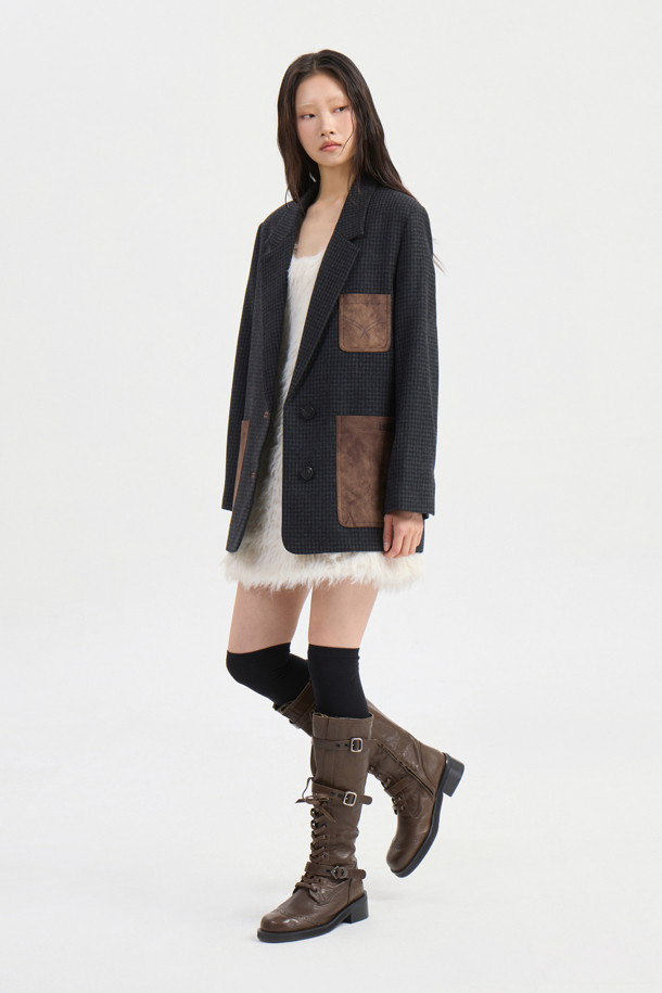 세련된 분위기를 연출하는 스웨이드 포켓 체크 싱글 재킷 (grey)입니다. 여성 고객을 위해 디자인되었으며, 가을과 겨울에 따뜻하게 착용할 수 있습니다. 모던하고 클래식한 스타일을 동시에 만족시키는 체크 패턴과 슬림핏 디자인이 특징입니다. 부드러운 스웨이드와 울 소재, 소뿔 단추, 럭키 로고 안감 디테일로 고급스러움을 더했습니다. 오피스룩, 출근룩, 모임룩 등 다양한 TPO에 활용 가능하며, 클래식, 미니멀, 시크한 스타일을 연출하기 좋습니다.
