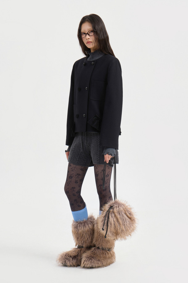 세련된 무드의 라운드 넥 트위드 재킷 (블랙)을 소개합니다. 울과 캐시미어 혼방 소재로 제작되어 부드러운 촉감과 뛰어난 보온성을 자랑하며, 가을과 겨울 시즌에 제격입니다. 클래식하고 엘레강스한 무드를 더하는 체크 패턴과 싱글 버튼 여밈, 루즈핏 디자인이 특징입니다. 금속 단추와 프릴 디테일로 포인트를 주었으며, 럭키 로고 패턴 안감으로 고급스러움을 더했습니다. 오피스룩, 모임룩, 소개팅룩 등 다양한 TPO에 활용 가능하며, 클래식, 미니멀, 시크한 스타일을 연출하기 좋습니다.
