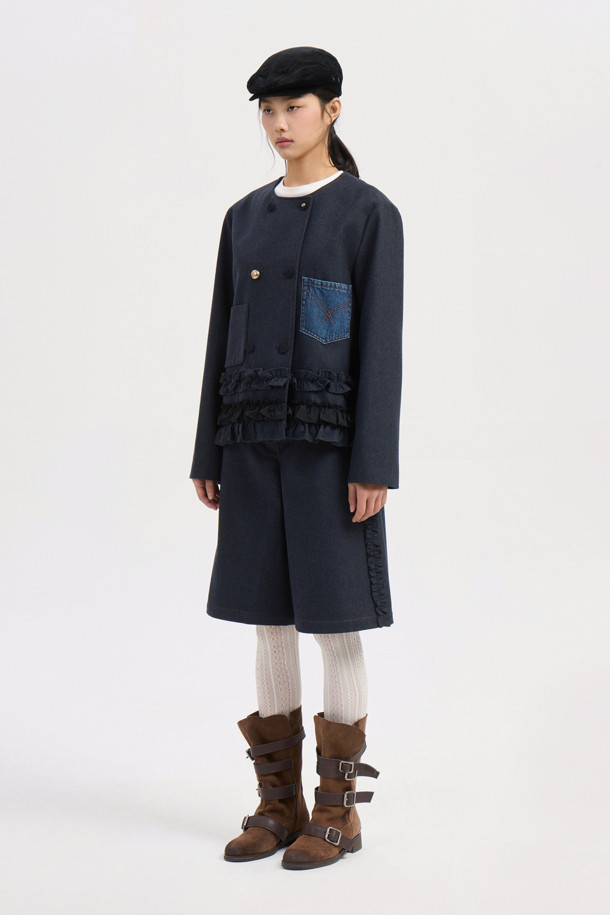 네이비 색상의 No Collar 크롭 더블 재킷입니다. 여성 의류로, 캐주얼, 미니멀, 클래식 스타일을 연출하기 좋습니다. 데이트룩에 잘 어울리며, 봄, 가을에 착용하기 적합합니다. 데님 포켓 디테일과 밑단 프릴 장식이 돋보이며, LUCK 로고 패턴 안감으로 포인트를 더했습니다. 일자핏의 크롭 기장으로, 트렌디한 스타일을 완성해보세요.
