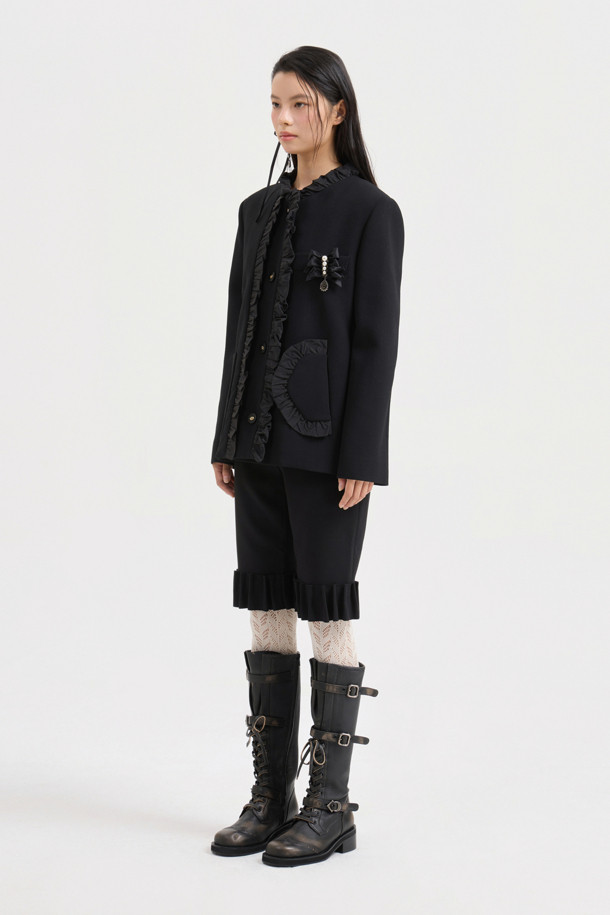 [Atelier] 라운드넥 프릴 트위드 재킷 (블랙)은 가을과 겨울, 당신의 우아함을 돋보이게 해 줄 여성용 아우터입니다. 클래식하고 우아한 스타일을 강조하며, H라인 핏과 톤온톤 블랙 컬러로 시크한 매력을 더합니다. 울 소재에 두꺼운 두께감으로 따뜻함을 선사하며, 라운드넥과 프릴 디테일이 여성스러운 포인트를 더합니다. 어깨 패드, 셔링 디테일, 비대칭 포켓, 로고 패턴 안감, 스트라이프 소매 안감 등 섬세한 디테일이 돋보이는 이 재킷은 오피스룩, 모임룩, 연말 모임룩까지 폭넓게 활용 가능합니다.
