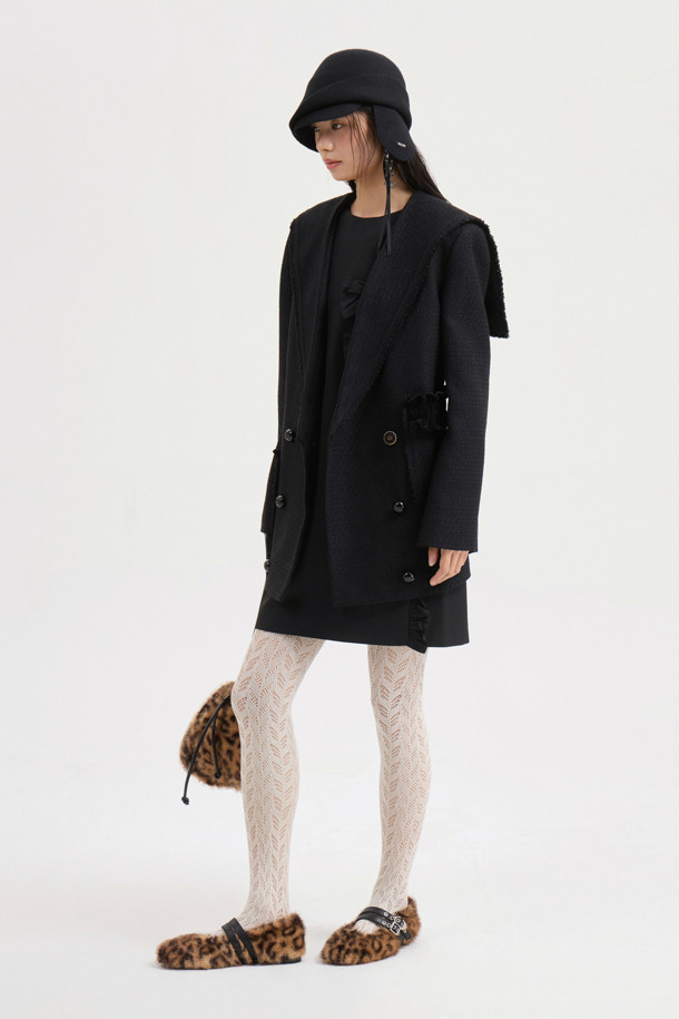 [Atelier] 세일러 트위드 재킷 (블랙)은 클래식과 유니크 스타일을 동시에 느낄 수 있는 여성용 아우터입니다. 봄, 가을에 어울리는 중간 두께감의 트위드 소재로 제작되었으며, 세일러 카라 디자인과 블랙 컬러가 시크한 분위기를 연출합니다. 힙 기장의 레귤러핏 싱글 버튼 자켓으로, 니트 프릴 디테일과 포켓 수술 장식이 돋보입니다. [Atelier] 로고 패턴 안감과 금속 로고 버튼이 고급스러움을 더하며, 데이트룩, 오피스룩, 모임룩 등 다양한 TPO에 활용하기 좋습니다.
