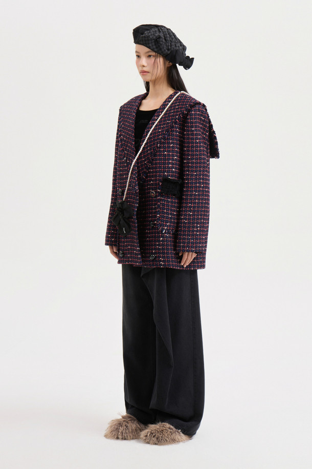 [Atelier] 세일러 트위드 재킷 (네이비)는 여성스러운 무드를 자아내는 트위드 재킷입니다. 세일러 카라와 니트 프릴 디테일이 돋보이며, 힙 기장의 레귤러 핏으로 제작되었습니다. 네이비 컬러의 트위드 소재는 클래식하면서도 유니크한 스타일을 연출하며, 싱글 버튼 여밈과 금속 로고 버튼으로 고급스러움을 더했습니다. 안감은 ATELIER 로고 패턴으로 마감되었으며, 포켓 수술 장식이 포인트입니다. 데이트룩, 오피스룩, 모임룩에 모두 잘 어울리는 아이템입니다.
