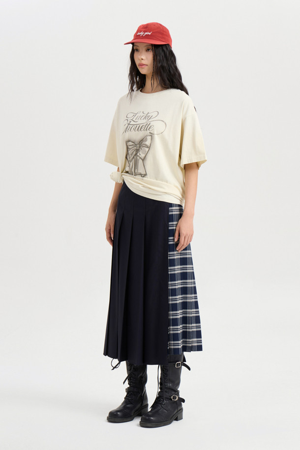 머테리얼 믹스 플리츠 롱 스커트 (멀티 컬러)는 체크와 솔리드 패턴을 믹스하여 캐주얼하면서도 세련된 스타일을 연출합니다. 블랙과 네이비 두 가지 색상으로 출시되어 다양한 상의와 매치하기 용이하며, 겨울철 데일리룩에 활용하기 좋습니다. 옆 지퍼 여밈과 앞 슬릿 디테일이 편안한 착용감과 활동성을 제공합니다. 플리츠 핏의 롱 스커트로 클래식하고 미니멀한 무드를 더해줍니다.
