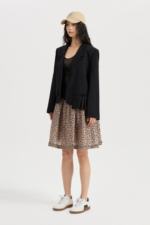 레오파드 밴딩 미디 스커트(브라운)는 여성스러운 룩을 연출하는 데 최적의 아이템입니다. 브라운 컬러의 레오파드 패턴이 유니크한 무드를 더하며, A라인 핏으로 다리가 더욱 슬림해 보이는 효과를 줍니다. 허리 밴딩과 밑단 러플 디테일이 편안함과 스타일리시함을 동시에 선사하며, 데이트룩, 모임룩, 카페룩 등 다양한 TPO에 활용 가능합니다. 나일론과 폴리에스터 혼방 소재로 제작되어 사계절 내내 즐겨 입을 수 있으며, 클래식, 레트로, 미니멀 등 폭넓은 스타일을 소화합니다. 옆 지퍼 디테일로 편안하게 착용할 수 있습니다.
