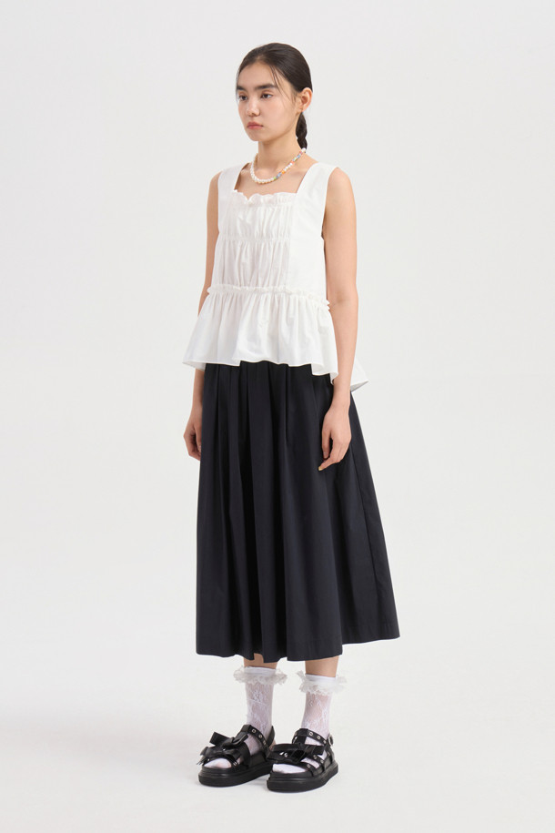 부드러운 면 소재로 제작되어 편안한 착용감을 선사하는 Pleats Banding Long Skirt (다크 네이비)입니다. 허리 밴딩과 A라인 & 플리츠 디자인으로 캐주얼하면서도 베이직한 스타일을 연출하며, 얇은 두께감으로 봄, 여름, 가을 시즌에 활용하기 좋습니다. 바이오 가공 처리와 허리 배색, 로고 테이프 디테일이 돋보이는 여유핏 롱스커트입니다.
