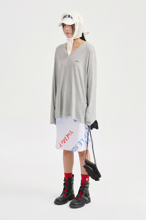 화사한 화이트 컬러의 Print Jersey Banding 미디 스커트입니다. 부드러운 저지 소재에 레터링 & 프린트 패턴으로 캐주얼하고 스포티한 무드를 연출합니다. 허리 밴딩과 얇은 두께, H라인 핏으로 편안하면서도 스타일리시하게 봄, 여름, 가을 시즌 데일리룩을 완성해보세요.
