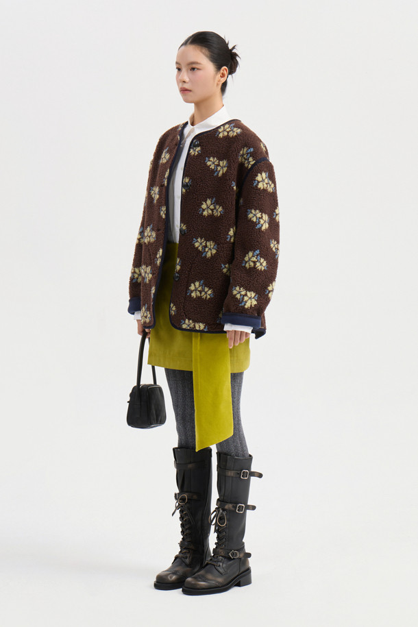 리본 포인트 스웨이드 미니 스커트 (라임)는 부드러운 스웨이드 소재로 제작되어 봄, 가을에 착용하기 좋습니다. H라인 핏과 무지 패턴으로 클래식하면서도 유니크한 스타일을 연출하며, 데일리룩과 모임룩에 모두 잘 어울립니다. 라임 컬러와 벨벳 배색 포인트가 산뜻함을 더하고, 옆 지퍼 여밈으로 편안하게 착용할 수 있습니다. 오버사이즈 아우터와 코디하여 스타일리시한 룩을 완성해 보세요.
