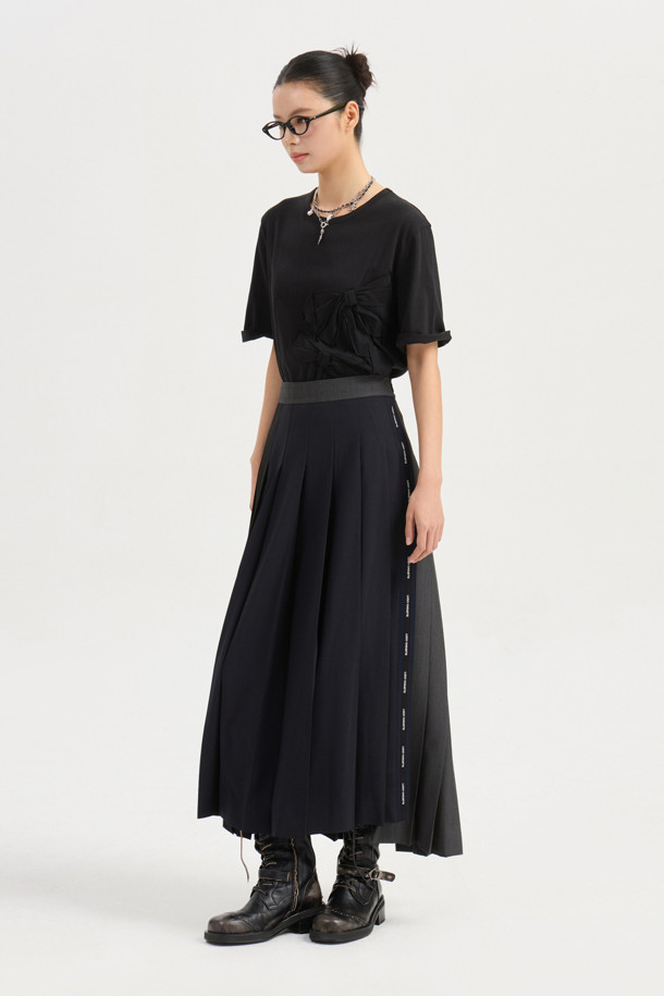 소재 믹스 플리츠 롱 스커트 (블랙)는 유니크하고 캐주얼한 스타일을 연출하는 여성용 스커트입니다. 옆 라인 지퍼와 레터링 테이프로 포인트를 더했으며, 언밸런스 기장과 세 가지 소재 믹스로 독특한 디자인을 완성했습니다. 맥시 기장의 플리츠 스커트로, 데이트룩, 쇼핑룩, 캐주얼, 미니멀, 시크 등 다양한 스타일을 소화할 수 있습니다. 사계절 내내 활용 가능한 블랙 컬러의 롱 스커트로, 매력적인 룩을 연출해 보세요.
