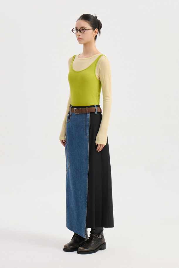 [Re-Order] 데님 스트라이프 믹스 롱 스커트 (multi color)는 여성스러운 롱 스커트로, 봄, 가을에 어울리는 아이템입니다. 유니크하면서도 클래식한 스타일을 연출하며, 데님과 울 소재의 조화가 돋보입니다. 세미 A라인 핏과 한쪽 플리츠 디테일이 세련된 실루엣을 완성하며, 앞 지퍼 여밈으로 편안하게 착용 가능합니다. 멀티 컬러 스트라이프 패턴이 돋보여 데이트룩, 모임룩, 카페룩 등 다양한 TPO에 활용하기 좋습니다. 미니멀하고 캐주얼한 스타일을 즐기는 분들께 추천합니다.
