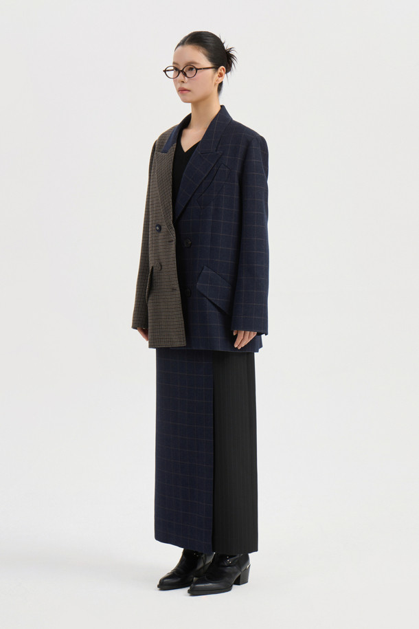 체크 스트라이프 믹스 H라인 롱 스커트 (네이비)는 클래식한 무드의 여성 롱스커트입니다. 데이트룩, 모임룩에 어울리는 디자인으로, 봄, 가을에 착용하기 좋습니다. H라인 핏에 체크와 스트라이프 패턴이 믹스되어 세련된 느낌을 줍니다. 허리 프릴 디테일과 옆 지퍼, 밑단 트임으로 활동성을 더했습니다. 블랙, 네이비, 화이트 등 다양한 색상의 상의와 매치하여 미니멀, 캐주얼 스타일을 연출해보세요.
