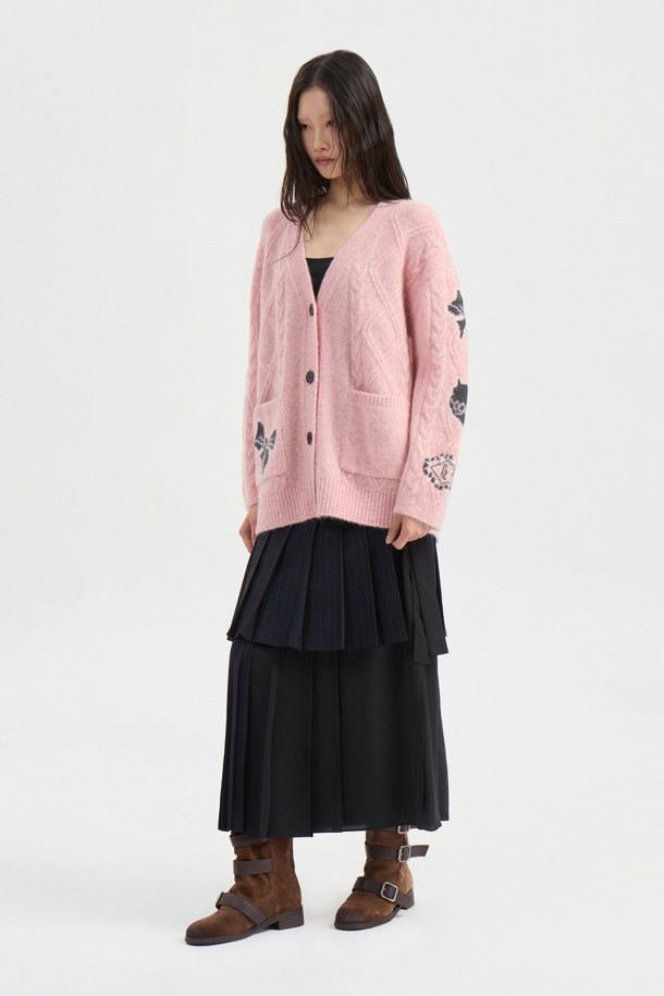 다채로운 매력의 멀티 컬러가 돋보이는 Material Mix 플리츠 롱 스커트입니다. 세 가지 소재를 믹스하여 독특한 질감과 스타일을 연출하며, 옆 라인 지퍼와 옆 밑단 슬릿 디테일로 편안함과 세련미를 더했습니다. 전체 플리츠 디자인과 스트라이프 & 솔리드 패턴의 조화는 클래식하면서도 스타일리시한 무드를 선사합니다. 데이트룩, 모임룩, 출근룩 등 다양한 TPO에 미니멀하고 시크한 스타일을 완성해보세요. 봄, 가을 시즌에 어울리는 롱 스커트로 당신의 패션 감각을 한층 끌어올려 보세요.
