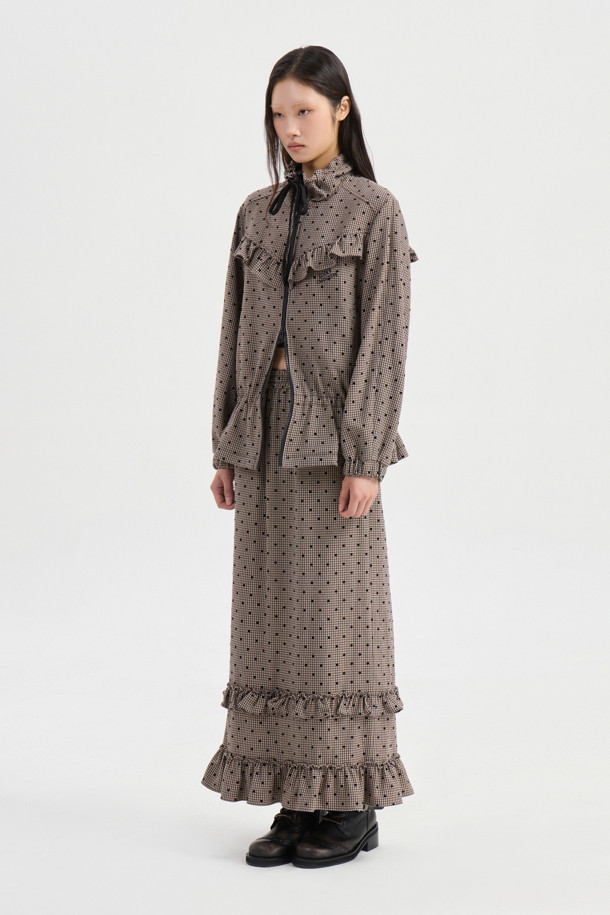 프릴 포인트 체크 밴딩 롱 스커트 (베이지)는 여성스러운 매력을 극대화하는 롱 스커트입니다. 베이지 색상에 체크와 도트 패턴이 은은하게 조화되어 페미닌한 무드를 연출합니다. 허리 밴딩 디자인으로 편안한 착용감을 선사하며, H라인 핏과 루즈핏의 조화로 자연스러운 실루엣을 만들어줍니다. 프릴 디테일, 뒤 트임, 뒤 포켓, 레터링 자수 디테일이 돋보이며, 데이트룩, 모임룩 등 다양한 TPO에 활용 가능합니다. 클래식, 미니멀, 로맨틱 스타일을 즐겨 입는 분들께 추천합니다.
