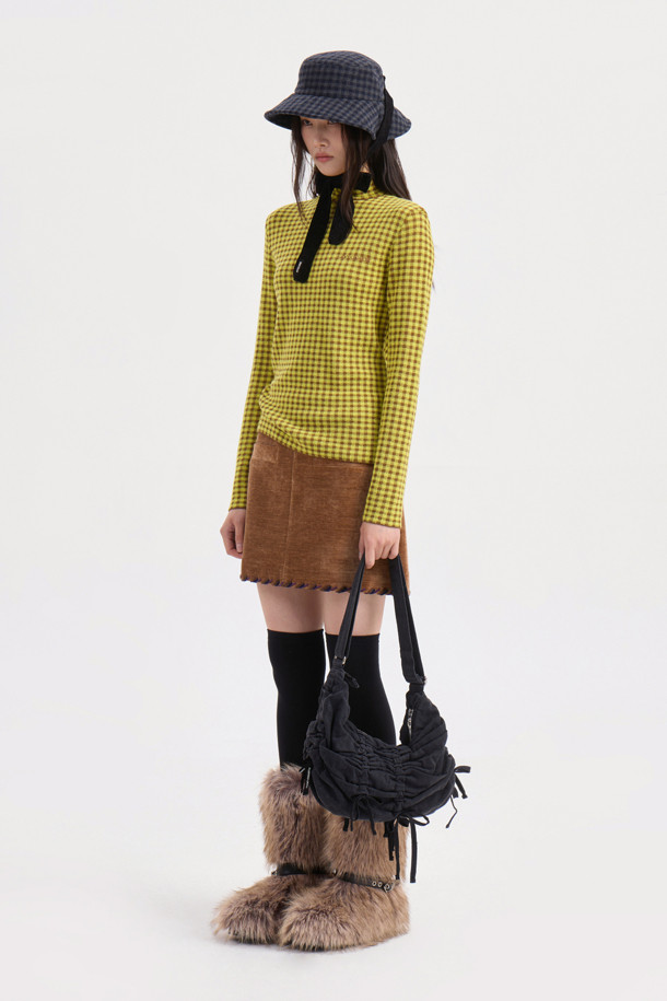 헤임 자수 벨벳 미니 스커트(브라운)는 부드러운 벨벳 소재, H라인 핏으로 클래식한 무드를 연출합니다. 밑단 자수 디테일이 돋보이며, 가을, 겨울 시즌에 어울리는 두꺼운 두께감으로 따뜻하게 착용할 수 있습니다. 뒷면 지퍼 클로징으로 편안하게 착용 가능하며, 데이트룩, 모임룩, 연말 모임룩 등 다양한 TPO에 활용 가능합니다. 미니멀, 시크 스타일에 매치하여 세련된 스타일을 완성해 보세요. 브라운 컬러로 어떤 상의와도 쉽게 어울립니다.
