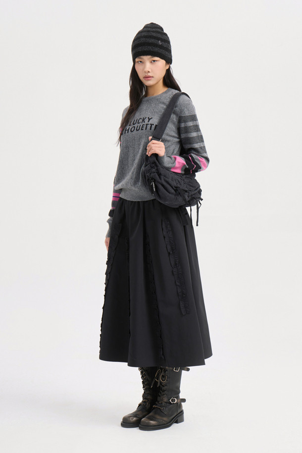 **프릴 포인트 밴딩 롱 스커트 (블랙)**는 여성스러운 무드를 연출하는 캐주얼 스타일의 롱 스커트입니다. 면과 폴리에스테르 혼방 소재로 제작되어 편안한 착용감을 선사하며, 사계절 내내 활용하기 좋습니다. A라인 핏에 프릴 디테일이 더해져 볼륨감 있는 실루엣을 완성하며, 밴딩 허리 디자인으로 편안함을 더했습니다. 데이트룩, 산책룩 등 다양한 TPO에 미니멀, 클래식 스타일로 연출하여 세련된 분위기를 낼 수 있습니다. 블랙 컬러의 무지 디자인으로 어떤 상의와도 매치하기 용이하여 활용도가 높습니다.
