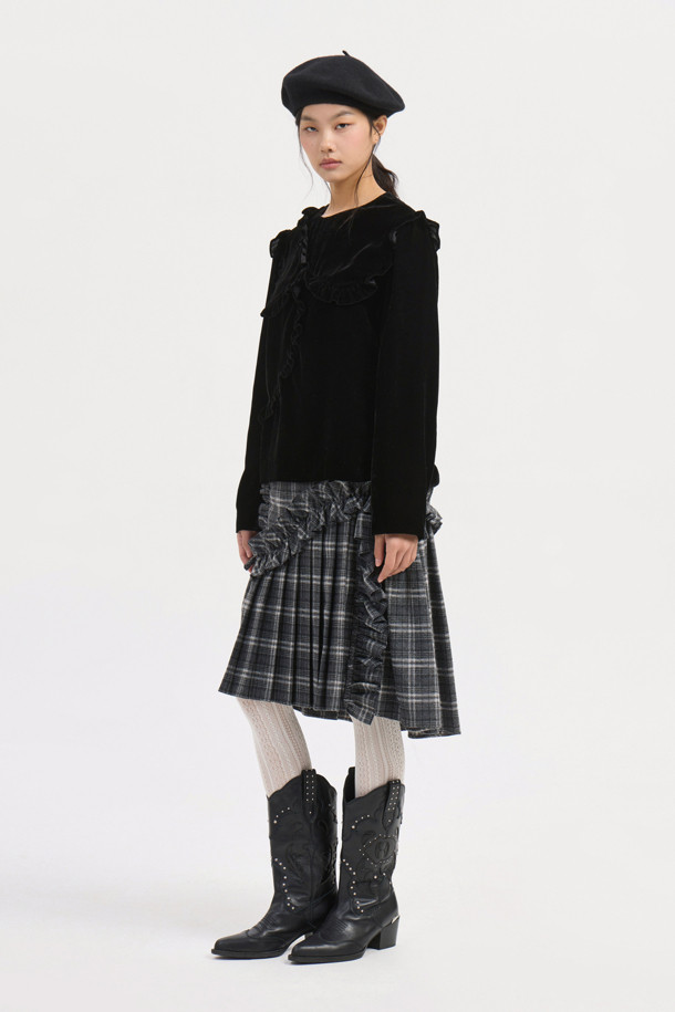 다크 그레이 컬러의 Check Wrinkle 미디 스커트입니다. 울 소재로 제작되어 부드러운 촉감과 두께감으로 가을, 겨울 시즌에 따뜻하게 착용할 수 있습니다. 클래식한 무드의 A라인 핏에 체크 패턴이 더해져 고급스러운 느낌을 주며, 오피스룩, 출근룩, 모임룩 등 다양한 TPO에 활용 가능합니다. 옆 지퍼 여밈과 셔링, 주름 디테일이 특징이며, 필링에 주의하여 관리해야 합니다. 미니멀한 스타일을 즐겨 입는 여성분들께 추천합니다.
