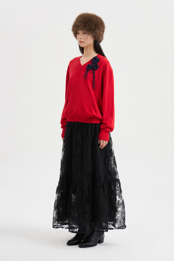 [Atelier] 레이스 밴딩 롱 스커트 (black)는 클래식하고 엘레강스한 무드를 연출하는 여성 의류입니다. 블랙 컬러의 레이스, 메쉬 소재가 조화롭게 어우러져 사계절 내내 활용 가능하며, A라인 핏과 맥시 기장으로 우아한 실루엣을 선사합니다. 허리 밴딩과 뒷중심 지퍼, 무릎 기장 안감, 레터링 디테일이 특징이며, 데이트룩, 모임룩, 파티룩 등 다양한 TPO에 맞춰 클래식, 미니멀, 로맨틱 스타일을 연출할 수 있습니다. 얇은 두께감과 루즈핏으로 편안한 착용감을 제공하며, 사틴 안감으로 고급스러운 분위기를 더합니다.
