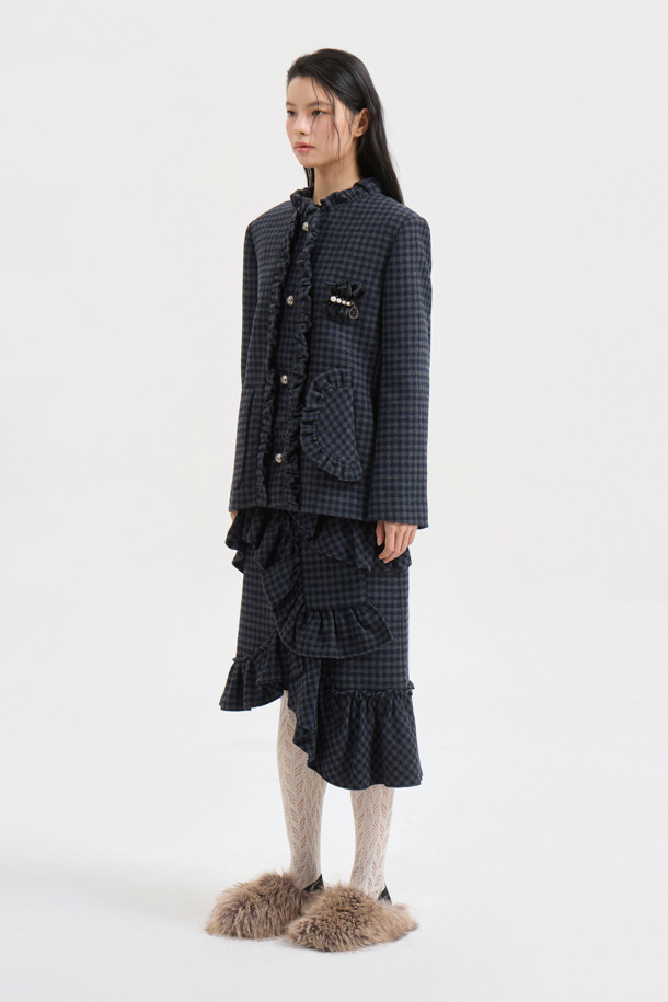 [Atelier] 프릴 포인트 미디 스커트 (멀티 컬러)는 가을, 겨울 시즌에 어울리는 여성용 미디 스커트입니다. 울 소재로 제작되어 부드러운 촉감을 선사하며, H라인 슬림핏으로 클래식하고 시크한 스타일을 연출합니다. 언밸런스 디자인과 프릴 디테일, 아웃포켓이 특징이며, 뒷중심 지퍼로 편안하게 착용할 수 있습니다. 멀티 컬러 체크 패턴으로 유니크한 매력을 더하여 데이트룩, 모임룩, 겨울 데일리룩 등 다양한 TPO에 활용하기 좋습니다.
