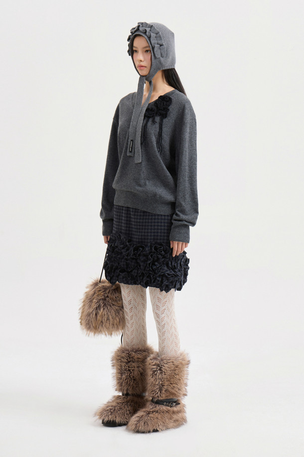 [Atelier] 프릴 포인트 체크 밴딩 미니 스커트 (멀티 컬러)는 가을, 겨울 시즌에 유니크하고 스타일리시한 룩을 연출해 줍니다. 울 50% 함유로 보온성을 높였으며, 허리 밴딩과 슬림핏으로 편안한 착용감을 선사합니다. 언밸런스한 프릴 디테일이 돋보이는 H라인 미니스커트로 데이트룩, 모임룩, 겨울 데일리룩에 적합합니다. 클래식, 시크, 미니멀 스타일을 즐기는 여성분들께 추천합니다. 체크 패턴과 두꺼운 두께감으로 세련된 분위기를 더했습니다.
