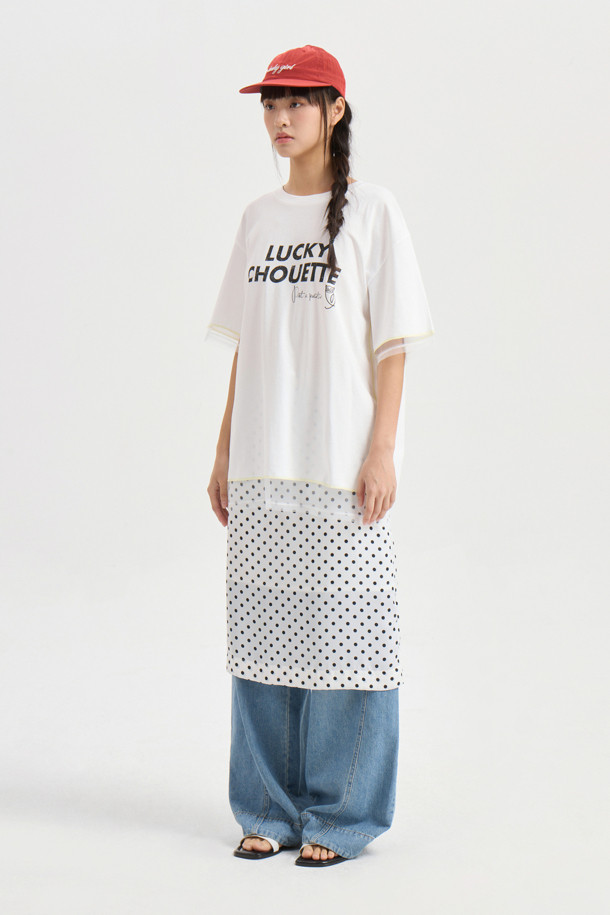 도트 밴딩 미디 스커트 (아이보리)는 여성스러운 무드와 캐주얼함을 동시에 연출할 수 있는 미디 스커트입니다. 부드러운 촉감의 폴리에스터, 사틴 혼방 소재로 제작되어 편안한 착용감을 선사하며, 은은한 광택감이 고급스러운 분위기를 더합니다. 허리 스트링 디테일과 허리 중심 레터링 테이프로 포인트를 주어, H라인 핏으로 다리가 길어 보이는 효과를 줍니다. 일상, 데이트룩, 카페룩, 쇼핑룩 등 다양한 TPO에 활용 가능하며, 캐주얼, 클래식, 로맨틱 스타일을 모두 소화할 수 있습니다. 무릎 아래 기장의 아이보리 컬러 도트 패턴 스커트로, 봄, 여름 계절에 산뜻하게 즐길 수 있습니다.
