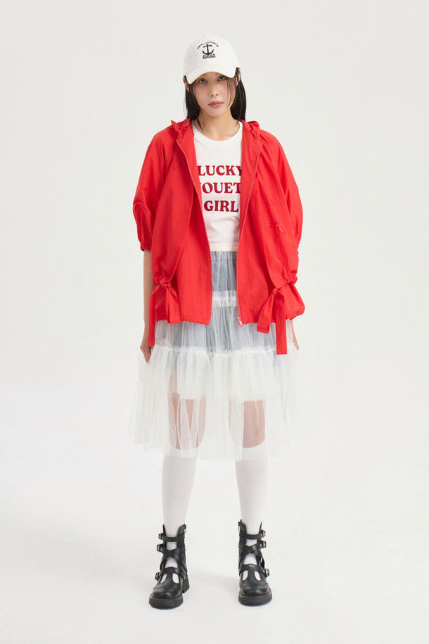 See-through Mesh Banding Skirt (white)는 여성용으로, 가볍고 시원한 착용감의 미디 기장 스커트입니다. 얇은 두께감의 화이트 컬러 메쉬 소재와 허리 밴딩, 볼륨감 있는 프릴 디테일이 특징이며, 시스루 디자인으로 레이어드하여 다양한 스타일을 연출할 수 있습니다. 사계절 내내 유니크한 스타일을 연출하고 싶은 분들께 추천하는 아이템입니다.
