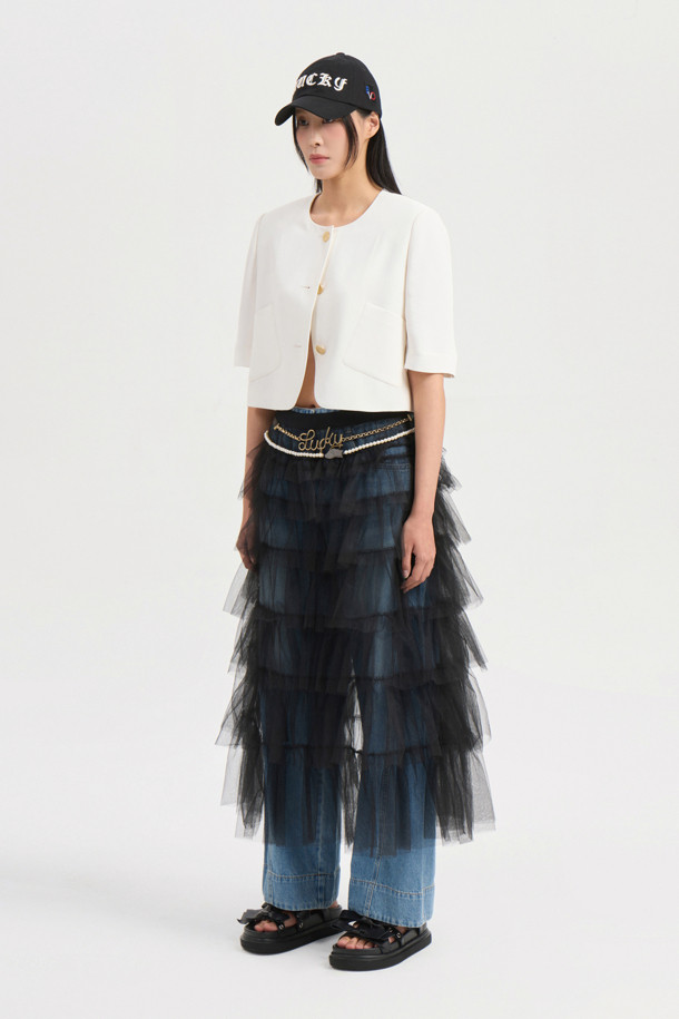 부드러운 메쉬 소재로 제작된 Frill Mesh Banding 롱 스커트(블랙)는 페미닌하고 유니크한 무드를 연출합니다. 허리 밴딩과 맥시 기장으로 편안한 착용감을 선사하며 A라인, 루즈핏 디자인으로 자연스러운 실루엣을 완성합니다. 풍성한 볼륨감을 더하는 프릴 디테일이 돋보이는 데일리 롱 스커트입니다.
