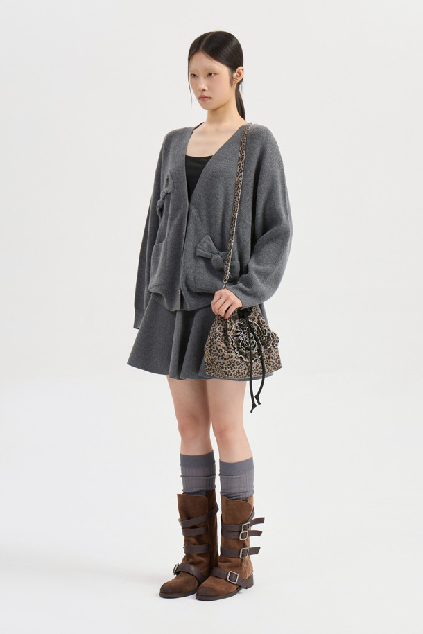 [Re-Order] 플레어 니트 스커트 (멜란지 그레이)는 가을과 겨울, 페미닌하고 유니크한 스타일을 연출하는 여성용 스커트입니다. 울과 코튼 혼방의 탄탄한 두께감으로 제작되어, 슬림핏 플레어 라인이 체형 보완에 도움을 줍니다. 멜란지 그레이 컬러의 무지 디자인으로, 다양한 상의와 레이어드하여 클래식, 미니멀, 걸리시한 스타일을 완성할 수 있습니다. 뒤 포켓 리본 디테일이 돋보이며, 가디건이나 풀오버와 세트로 착용하여 데이트룩, 카페룩, 겨울 데일리룩을 연출하기 좋습니다.
