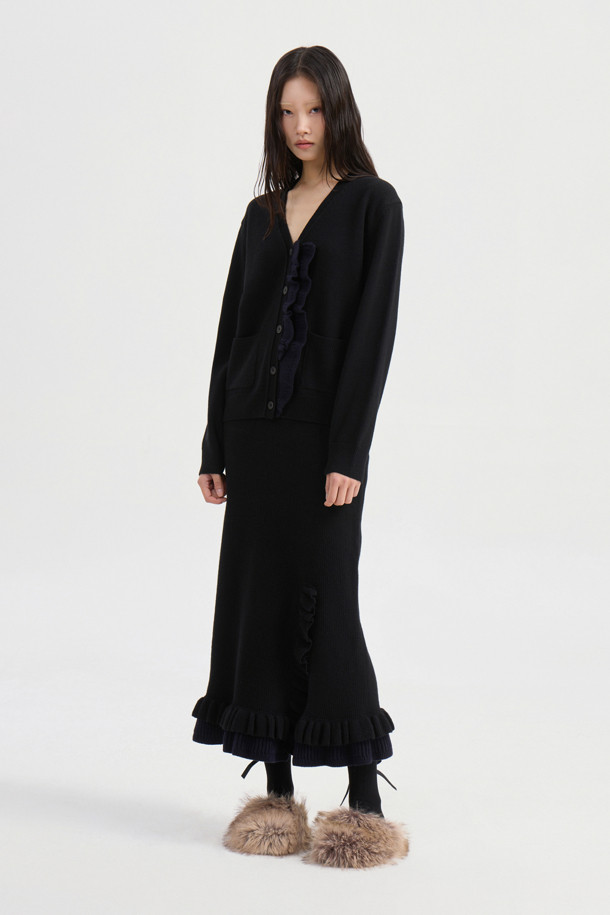 블랙 프릴 롱 니트 스커트는 가을, 겨울 시즌에 어울리는 여성용 스커트입니다. 울, 캐시미어, 나일론 혼방의 부드러운 소재와 두꺼운 두께감으로 따뜻하고 포근한 착용감을 선사합니다. A라인 핏에 허리 밴딩, 사이드 트임, 러플 디테일이 더해져 엘레강스한 무드를 연출하며, 데이트룩, 모임룩, 오피스룩 등 다양한 TPO에 활용 가능합니다. 미니멀, 클래식, 시크 스타일을 즐겨 입는 분들께 추천하며, 세트 상품으로도 연출할 수 있습니다. 맥시 기장으로 우아함을 더해줍니다.
