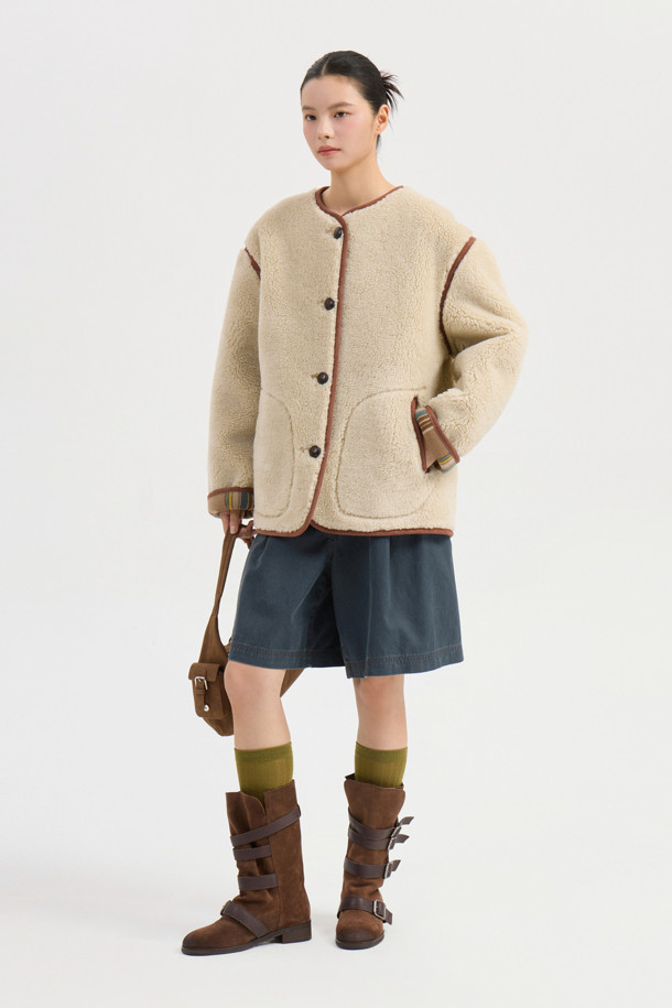 라운드 넥 페이크 퍼 점퍼 (라이트 베이지)는 부드러운 촉감의 페이크 퍼 소재로 제작되어 가을과 겨울에 따뜻하게 입을 수 있는 여성용 점퍼입니다. 힙 기장의 박시 핏 디자인으로 캐주얼하면서도 클래식한 스타일을 연출하며, 양면 착용이 가능하여 다양한 분위기를 낼 수 있습니다. 라이트 베이지 컬러의 무지 디자인은 어떤 옷에도 잘 어울리며, 버튼 여밈 방식과 긴 소매 기장으로 편안함을 더했습니다. 스웨이드 파이핑 디테일이 고급스러움을 더하며, 겨울 데일리룩, 모임룩, 데이트룩 등 다양한 TPO에 활용하기 좋습니다.
