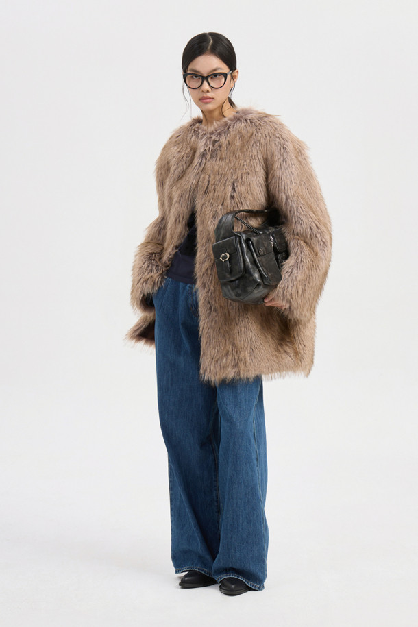 Fake Fox 노 칼라 코트 (브라운)는 부드러운 페이크 퍼와 페이크 폭스 소재로 제작되어 포근한 착용감을 선사합니다. 무릎 기장의 오버핏 디자인으로, 스타일리시하면서도 유니크한 분위기를 연출하며, 노 칼라 타입의 캐스카 여밈 방식으로 편안하게 착용할 수 있습니다. 가을, 겨울 시즌에 어울리는 두꺼운 두께감으로 보온성을 높였으며, 로고 패턴 안감으로 고급스러움을 더했습니다. 데이트룩, 모임룩, 연말 모임룩 등 다양한 TPO에 활용 가능하며, 클래식, 미니멀, 시크 스타일을 즐겨 입는 여성분들께 추천합니다. 브라운 컬러의 무지 디자인은 어떤 스타일에도 쉽게 매치할 수 있어 활용도가 높습니다.
