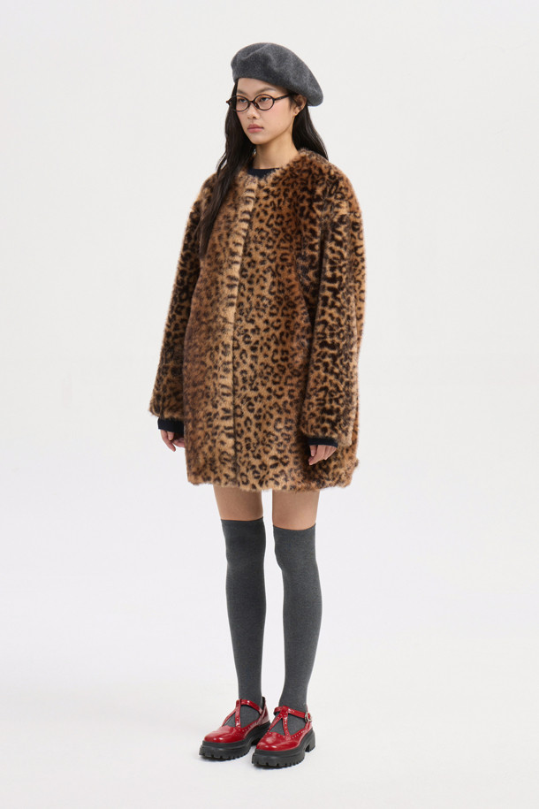 세련된 분위기를 연출하는 페이크 폭스 노 칼라 코트입니다. 오버핏 디자인에 무릎 기장으로, 겨울철 따뜻함과 스타일리시함을 동시에 잡았습니다. 멀티컬러와 레오파드 패턴으로 유니크함을 더하며, 부드러운 페이크 퍼 소재가 포근한 착용감을 선사합니다. 가볍고 풍성한 실루엣에 럭키 로고 패턴 안감으로 포인트를 주어 고급스러운 무드를 연출합니다. 모임룩, 연말 모임룩에 시크하고 클래식한 스타일을 더해보세요.
