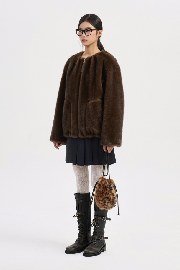 FAKE 밍크 퍼 라운드 넥 점퍼(브라운)는 여성 고객을 위한 아우터입니다. 가을, 겨울 시즌에 어울리는 두꺼운 두께감의 퍼 코트로, 부드러운 촉감이 특징입니다. 우아한 스타일을 연출하며, 무지 패턴에 레귤러핏으로 제작되었습니다. 안감에는 LUCKY 로고 패턴이, 포켓 라인에는 FAKE 레더 원단 처리가 되어 있습니다. 데이트룩, 모임룩, 연말 모임룩 등 다양한 TPO에 클래식, 미니멀, 로맨틱 스타일로 활용하기 좋습니다.
