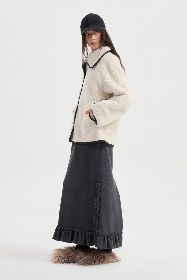 아이보리 컬러의 페이크 퍼 점퍼입니다. 부드러운 촉감의 페이크 퍼 소재로 제작되었으며, 가을과 겨울에 따뜻하게 착용할 수 있습니다. 캐주얼 스타일의 무지 디자인으로, 루즈핏과 오버핏 두 가지 핏으로 연출 가능합니다. 페이크 레더 파이핑 디테일과 아웃포켓, 2WAY 착용이 가능한 점이 특징입니다. 데이트룩, 모임룩, 캐주얼, 미니멀, 클래식 스타일을 즐겨 입는 여성분들께 추천합니다.
