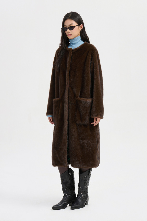 Fake 밍크 롱 코트(브라운)는 우아하고 클래식한 스타일을 연출하는 여성용 코트입니다. 부드러운 촉감의 폴리에스테르와 밍크 소재로 제작되어 가을, 겨울 시즌에 따뜻하게 착용할 수 있습니다. 롱 기장의 슬림핏 디자인으로, 라운드넥과 아웃포켓 디테일이 돋보입니다. 럭키(LUCKY) 로고 패턴 안감과 캐스카로 오픈 클로징 방식으로 고급스러움을 더했습니다. 모임룩, 연말 모임룩, 오피스룩 등 다양한 TPO에 미니멀하고 세련된 스타일을 완성해 보세요.
