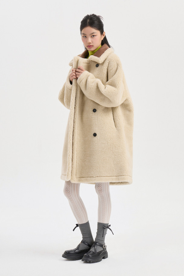 라이트 베이지 컬러의 페이크 퍼 테디베어 코트입니다. 부드러운 촉감의 페이크 퍼와 울 소재 혼방으로 제작되어 포근함을 선사하며, 가을과 겨울에 따뜻하게 착용하기 좋습니다. 롱 기장에 오버사이즈 실루엣, 코쿤 핏으로 편안하면서도 스타일리시한 연출이 가능합니다. 양면 착용이 가능한 리버시블 디자인으로, 하이넥 스타일과 소뿔 단추 여밈 디테일이 특징입니다. 출근룩, 모임룩, 데이트룩 등 다양한 TPO에 클래식, 캐주얼, 미니멀 스타일로 활용해 보세요.
