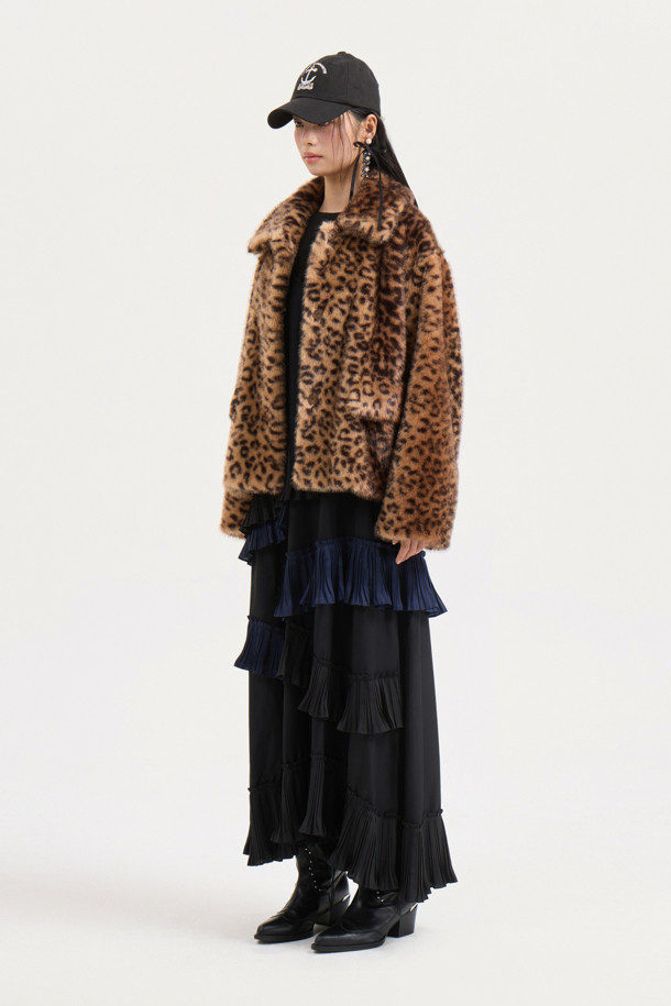 브라운 컬러의 레오파드 페이크 퍼 점퍼입니다. 가을, 겨울 시즌에 시크하고 캐주얼한 스타일을 연출하기 좋으며, 세미 크롭 기장과 루즈핏으로 편안하게 착용할 수 있습니다. 부드러운 촉감의 두꺼운 페이크 퍼 소재로 제작되었으며, 볼륨감 있는 디자인과 스냅 여밈 방식이 특징입니다. 안감은 로고 패턴으로 포인트를 주었으며, 데일리룩, 데이트룩, 쇼핑룩 등 다양한 TPO에 활용하기 좋습니다.
