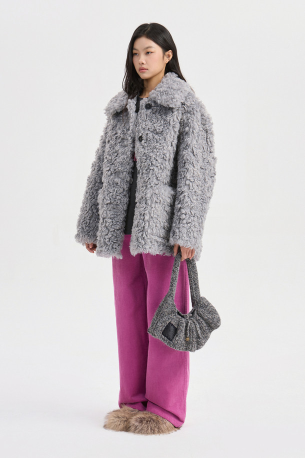 페이크 울 카라 퍼 점퍼 (라이트 그레이)는 부드러운 촉감의 페이크 퍼와 시어링 소재를 사용하여 포근함을 더한 여성용 점퍼입니다. 가을과 겨울에 어울리는 두꺼운 두께감으로 따뜻하게 착용할 수 있으며, 오버핏과 코쿤핏으로 편안한 착용감을 선사합니다. 빅 사이즈 카라와 아웃포켓, 소뿔 단추 디테일이 돋보이며, 턴업 소매로 다양한 스타일 연출이 가능합니다. 데이트룩, 모임룩 등 특별한 날은 물론 캐주얼, 클래식, 미니멀 스타일에도 잘 어울리는 다용도 아우터입니다. 라이트 그레이 컬러로 어떤 옷에도 쉽게 매치할 수 있어 활용도가 높습니다.
