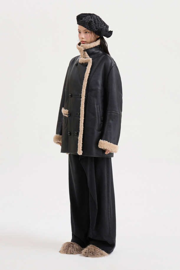 [Atelier] 라이더 리얼 머스탱 (블랙)은 메릴리뇨 램스킨 소재로 제작되어 부드러운 촉감을 자랑하는 무스탕입니다. 가을과 겨울, 일상에서 클래식하고 스타일리시한 무드를 연출하며, 오버핏에 힙 기장의 디자인으로 편안한 착용감을 선사합니다. 블랙 컬러에 싱글 버튼 여밈 방식과 금속 단추, 핸드메이드 위빙 테이프 장식, 카라 디테일이 더해져 고급스러움을 더했습니다. 겨울 데일리룩, 데이트룩, 모임룩 등 다양한 TPO에 맞춰 클래식, 미니멀, 시크 스타일을 완성해 보세요.
