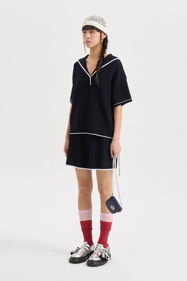 다크 네이비 컬러의 [Re-Order] Color Piping Knit Shorts는 여름철 시원하게 즐길 수 있는 여성용 니트 쇼츠입니다. 얇고 시원한 촉감의 니트 소재에 레귤러 핏으로 편안함을 더했으며, 컬러 파이핑 디테일과 세로 조직감, 볼륨감 있는 조직으로 포인트를 주어 캐주얼한 스타일을 연출합니다. 체형 커버에도 효과적인, 데일리하게 활용하기 좋은 무지 디자인의 숏 기장 바지입니다.
