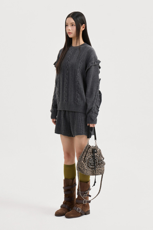 엔트리 사이드 프릴 니트 쇼츠 (멜란지 그레이)는 여성 의류로, 가을과 겨울에 어울리는 캐주얼 스타일의 니트 쇼츠입니다. 울 혼방 소재로 제작되어 부드러운 촉감과 두꺼운 두께감으로 따뜻함을 선사하며, 허리 이밴딩 처리로 편안한 착용감을 제공합니다. 숏 기장에 멜란지 그레이 컬러, 케이블과 스트라이프 패턴의 조화가 유니크한 분위기를 연출하며, 립 조직과 케이블 조직, 프릴 디테일이 돋보입니다. 집콕룩, 겨울 데일리룩, 산책룩 등 다양한 상황에서 캐주얼, 클래식, 미니멀 스타일로 활용하기 좋습니다.
