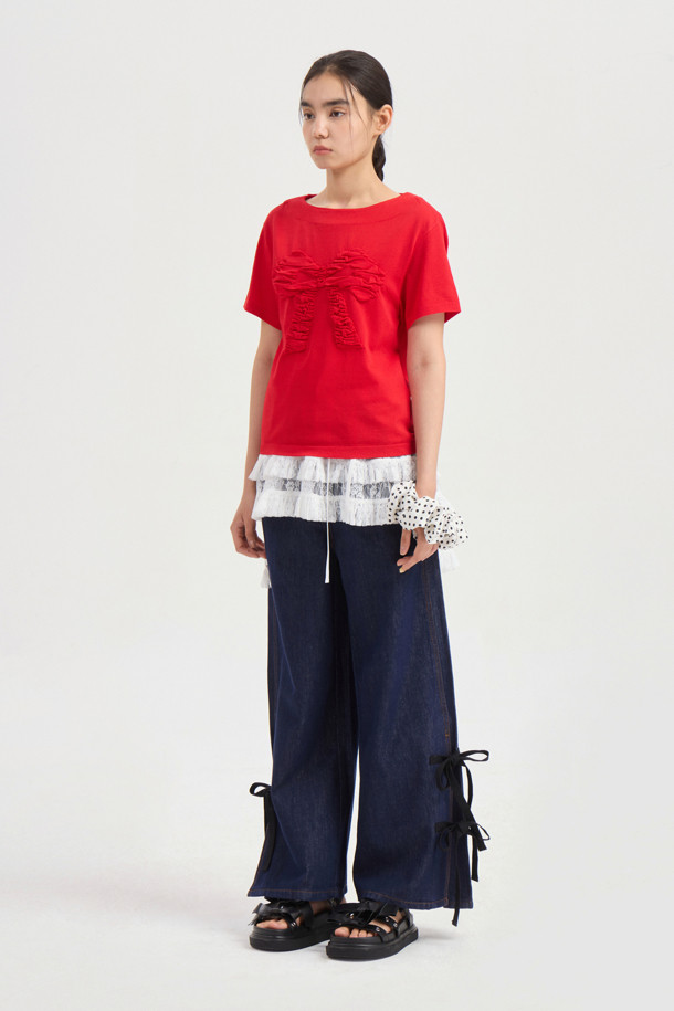 럭키슈에뜨 Side Ribbon Wide Denim Pants (dark blue)는 여성용 와이드핏 데님 팬츠입니다. 양 사이드 리본 디테일과 럭키슈에뜨 로고 캔톤, 리벳 장식, 뒤 포켓 개발 스티치 자수가 특징이며, 캐주얼 및 스트릿 스타일 연출에 용이합니다. 봄, 여름, 가을 시즌 일상복으로 활용하기 좋으며, 맥시 기장의 다크 블루 컬러 데님 소재로 제작되었습니다.
