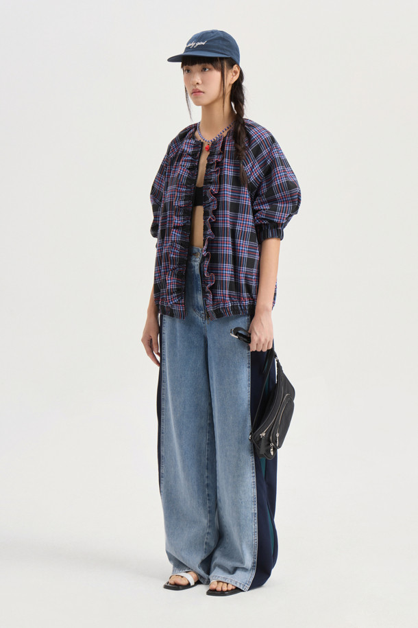 Jersey Back Banding 데님 와이드 팬츠 (블루)는 캐주얼한 스타일의 여성용 데님 와이드 팬츠입니다. 봄, 가을에 착용하기 좋으며, 뒷밴딩 처리로 편안한 착용감을 선사합니다. 앞 중심 지퍼, 로고 캔톤, 리벳 디테일, 사이드 배색 절개가 특징이며, 세미 와이드 핏의 맥시 기장으로 다리가 길어 보이는 효과를 줍니다.
