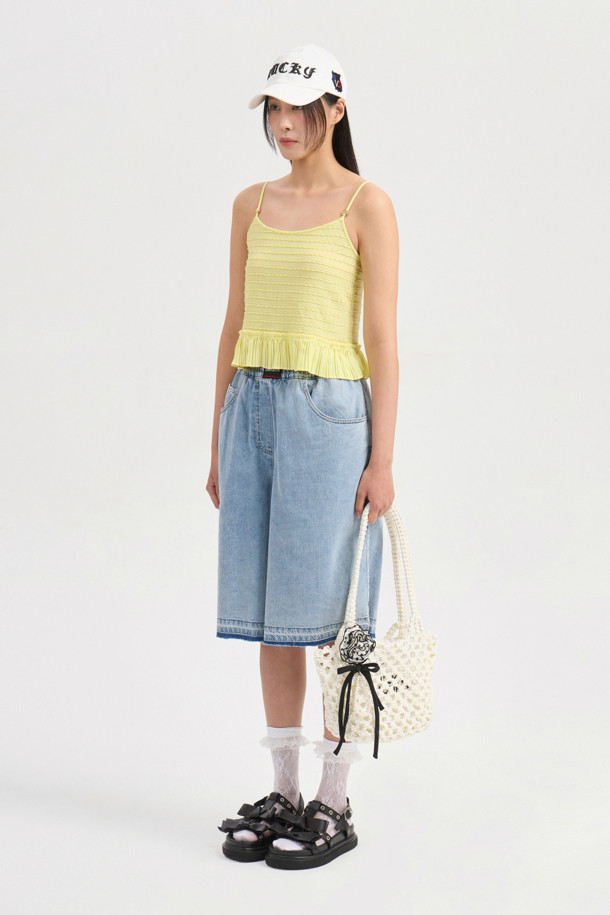 [Re-Order] Midi Banding Denim Pants (blue)는 캐주얼한 스타일의 여성 데님 숏팬츠입니다. 무릎 위 기장으로 시원하게 착용 가능하며, 밴딩 허리 디자인과 루즈핏으로 편안함을 더했습니다. 앞 중심 개발 라벨과 뒤 포켓 스티치 자수 디테일이 돋보이며, 크롭 티셔츠와 함께 코디하여 더욱 스타일리시하게 연출할 수 있습니다.
